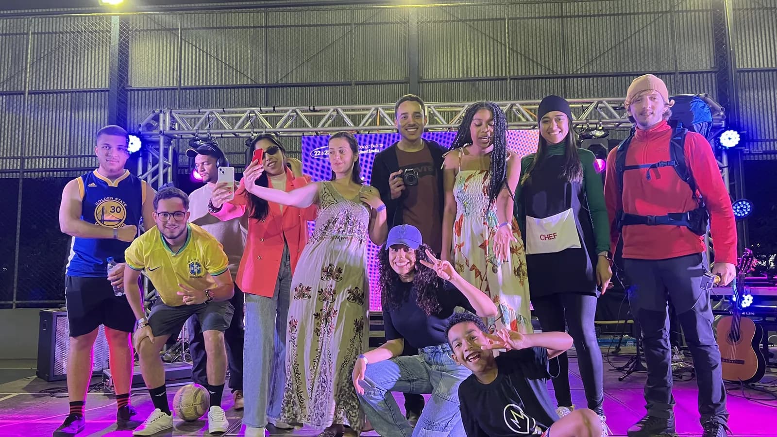 Grupo no palco colorido do Conjubatrim 2023