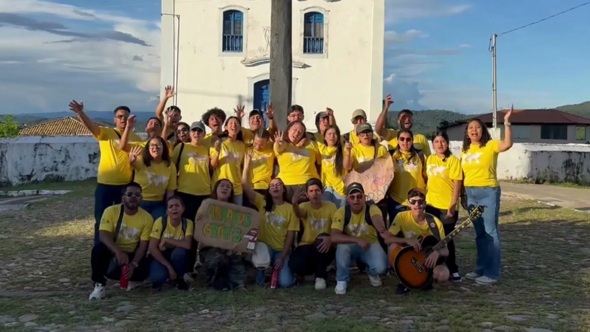 Turma do Radical Minas reunida em frente a uma igreja